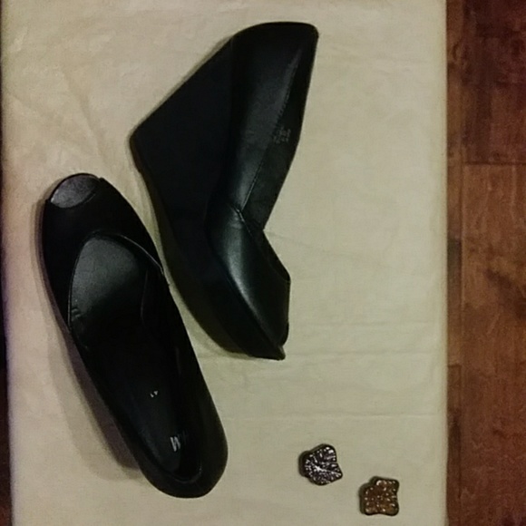 H & M Black 4 inch wedge heels with peep toe - Picture 2 of 4
